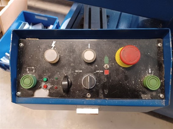 Maschinen, Anlagen, Büroeinrichtung, Zubehör und IT-Teile eines Maschinenbauers für „Kleinst“-CNC-Maschinen, Hersteller von Steuerelementen und Entwicklers von Software-4