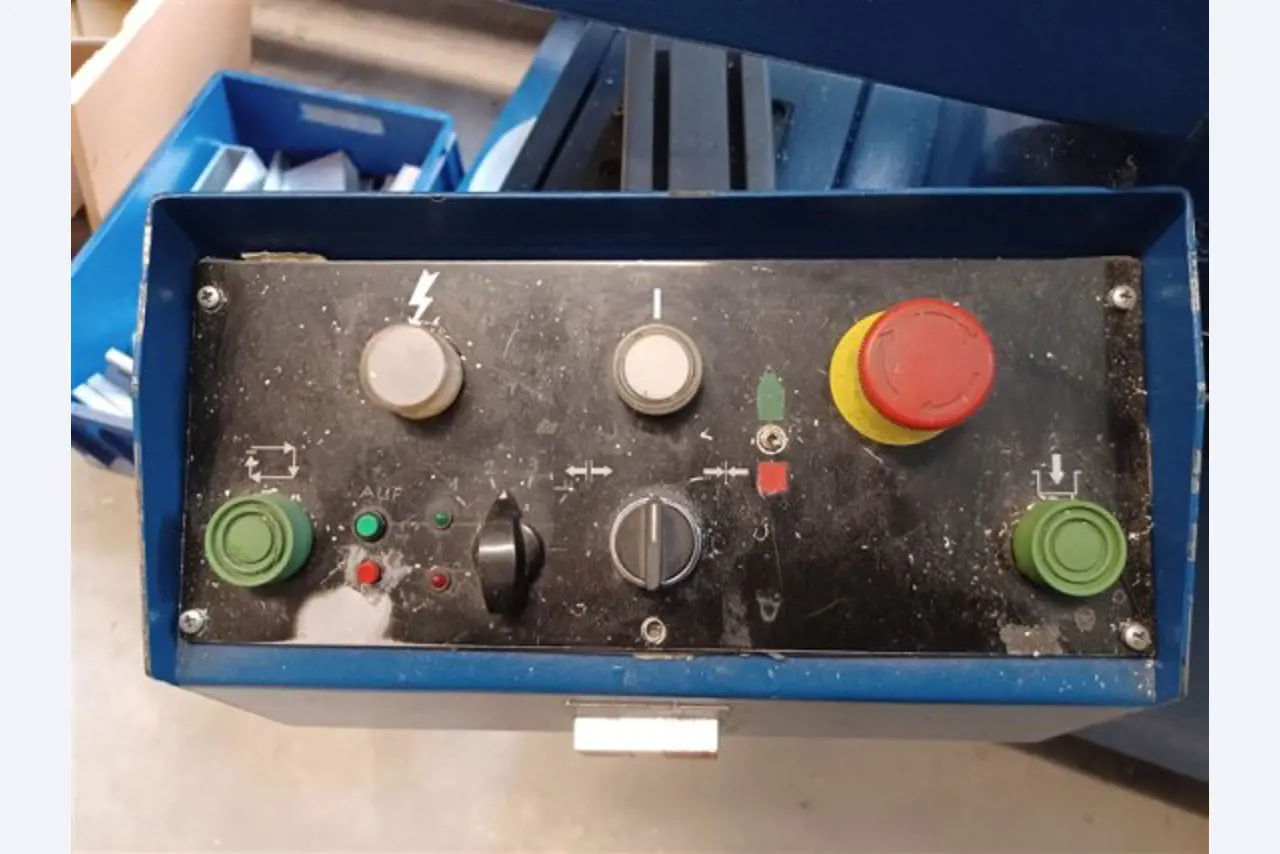 Maszyny, systemy, sprzęt biurowy, akcesoria i części IT firmy zajmującej się inżynierią mechaniczną dla "mikro" maszyn CNC, producenta elementów sterujących i twórcy oprogramowania.-4