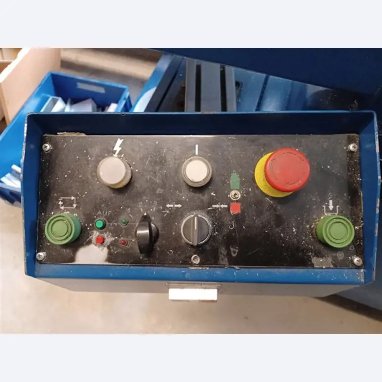 Maszyny, systemy, sprzęt biurowy, akcesoria i części IT firmy zajmującej się inżynierią mechaniczną dla "mikro" maszyn CNC, producenta elementów sterujących i twórcy oprogramowania.-4