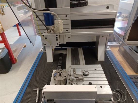 Maschinen, Anlagen, Büroeinrichtung, Zubehör und IT-Teile eines Maschinenbauers für „Kleinst“-CNC-Maschinen, Hersteller von Steuerelementen und Entwicklers von Software-5