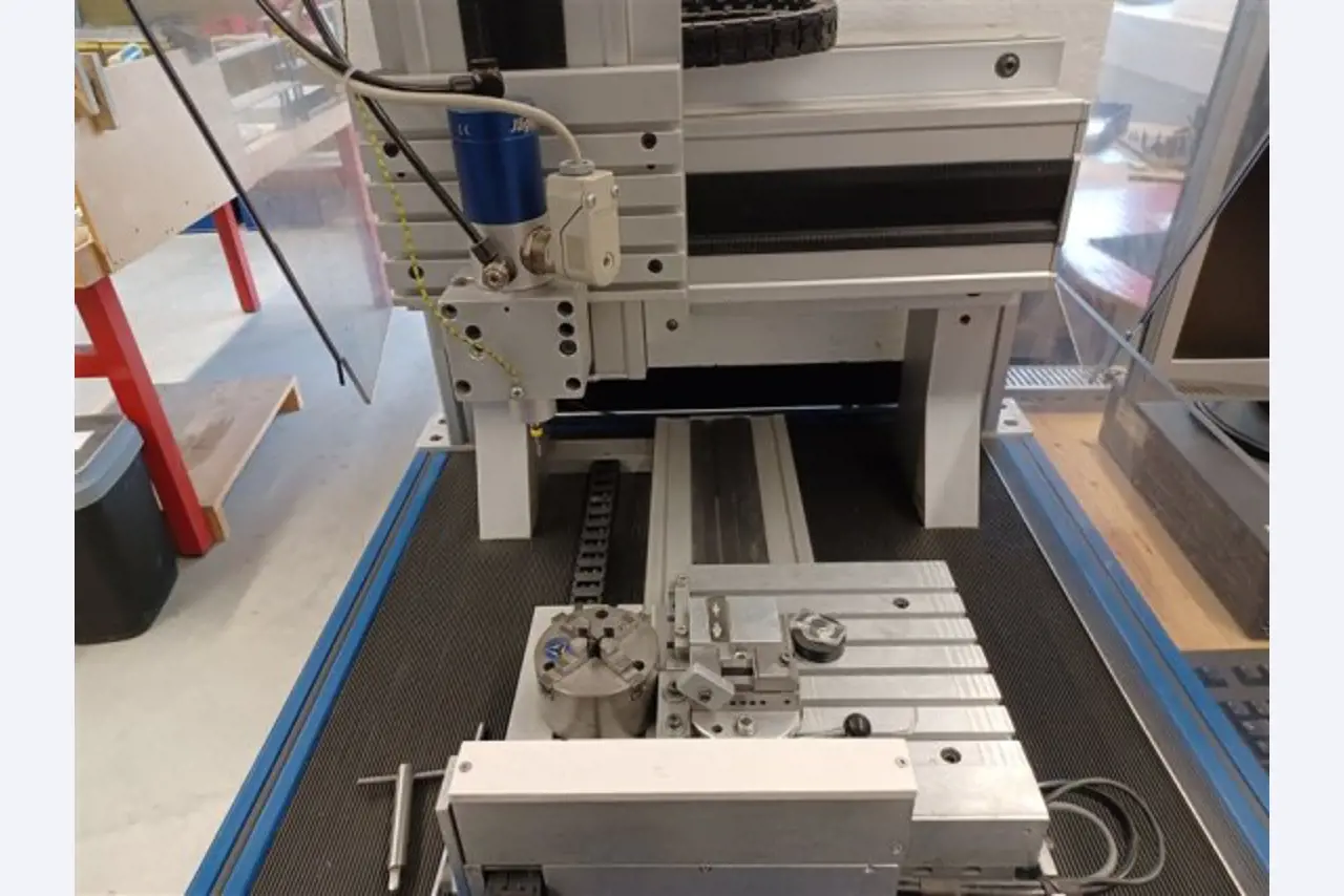 Maszyny, systemy, sprzęt biurowy, akcesoria i części IT firmy zajmującej się inżynierią mechaniczną dla "mikro" maszyn CNC, producenta elementów sterujących i twórcy oprogramowania.-5