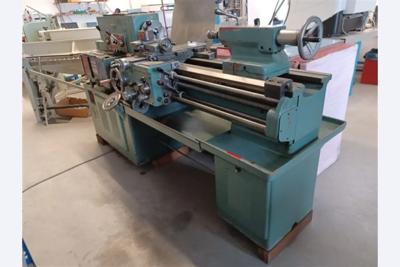 Maszyny, systemy, sprzęt biurowy, akcesoria i części IT firmy zajmującej się inżynierią mechaniczną dla "mikro" maszyn CNC, producenta elementów sterujących i twórcy oprogramowania.-6