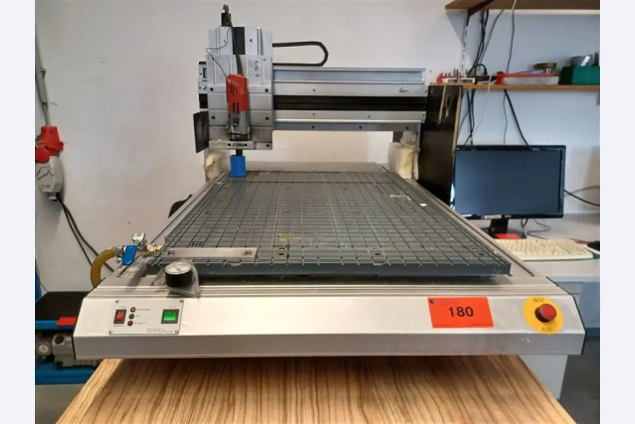 Maszyny, systemy, sprzęt biurowy, akcesoria i części IT firmy zajmującej się inżynierią mechaniczną dla "mikro" maszyn CNC, producenta elementów sterujących i twórcy oprogramowania.-7