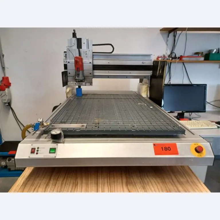 Maszyny, systemy, sprzęt biurowy, akcesoria i części IT firmy zajmującej się inżynierią mechaniczną dla "mikro" maszyn CNC, producenta elementów sterujących i twórcy oprogramowania.-7