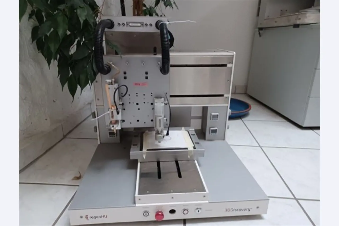 Maszyny, systemy, sprzęt biurowy, akcesoria i części IT firmy zajmującej się inżynierią mechaniczną dla "mikro" maszyn CNC, producenta elementów sterujących i twórcy oprogramowania.-8