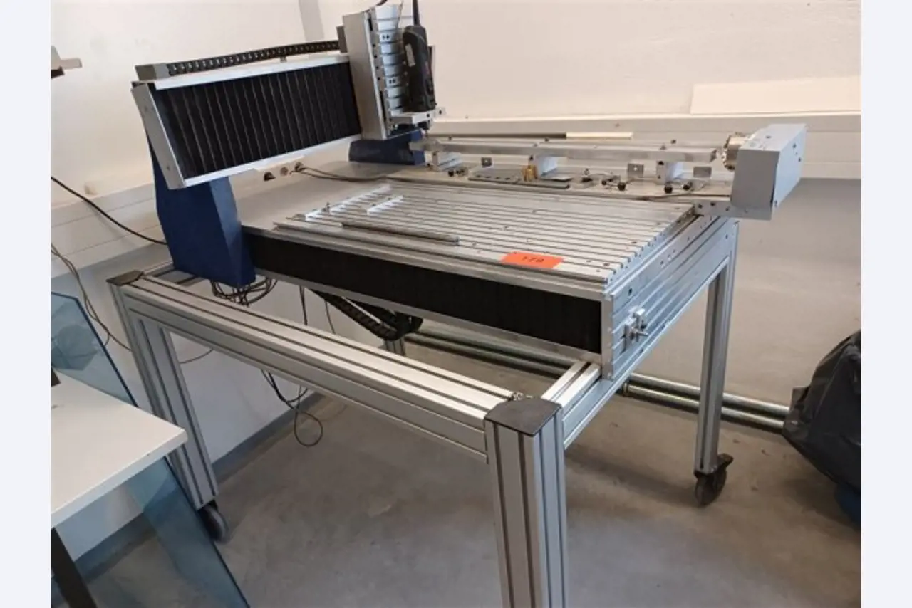 Maszyny, systemy, sprzęt biurowy, akcesoria i części IT firmy zajmującej się inżynierią mechaniczną dla "mikro" maszyn CNC, producenta elementów sterujących i twórcy oprogramowania.-9