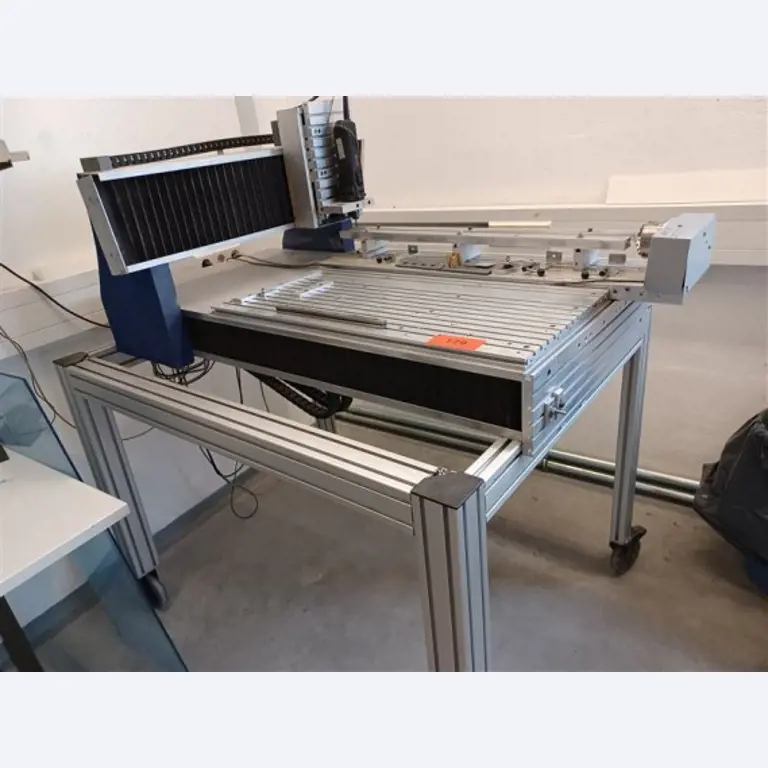 Maszyny, systemy, sprzęt biurowy, akcesoria i części IT firmy zajmującej się inżynierią mechaniczną dla "mikro" maszyn CNC, producenta elementów sterujących i twórcy oprogramowania.-9