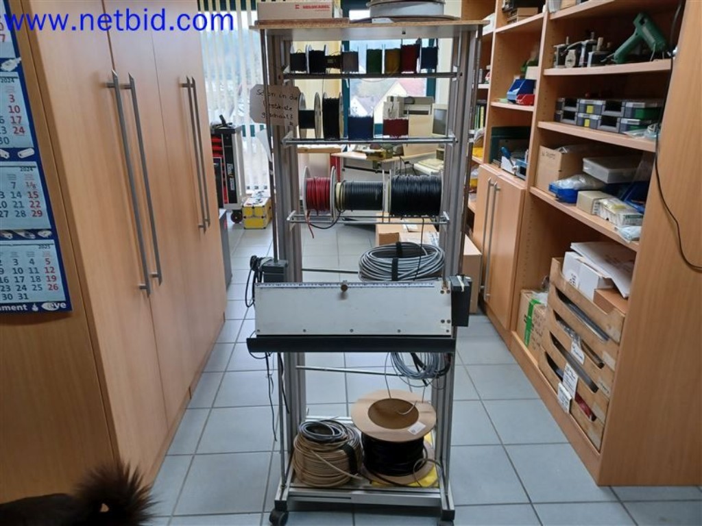 Stroje, systémy, kancelářské vybavení, příslušenství a IT části strojírenské společnosti pro "mikro" CNC stroje, výrobce řídicích prvků a vývojář softwaru.-1