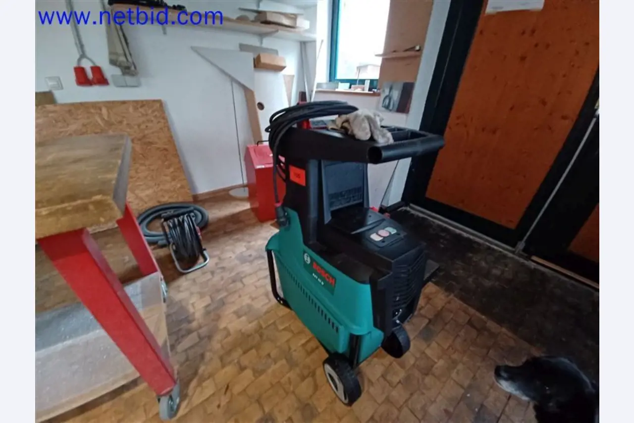 Stroje, systémy, kancelářské vybavení, příslušenství a IT části strojírenské společnosti pro "mikro" CNC stroje, výrobce řídicích prvků a vývojář softwaru.-4