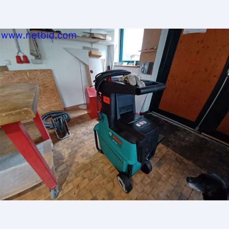 Stroje, systémy, kancelářské vybavení, příslušenství a IT části strojírenské společnosti pro "mikro" CNC stroje, výrobce řídicích prvků a vývojář softwaru.-4