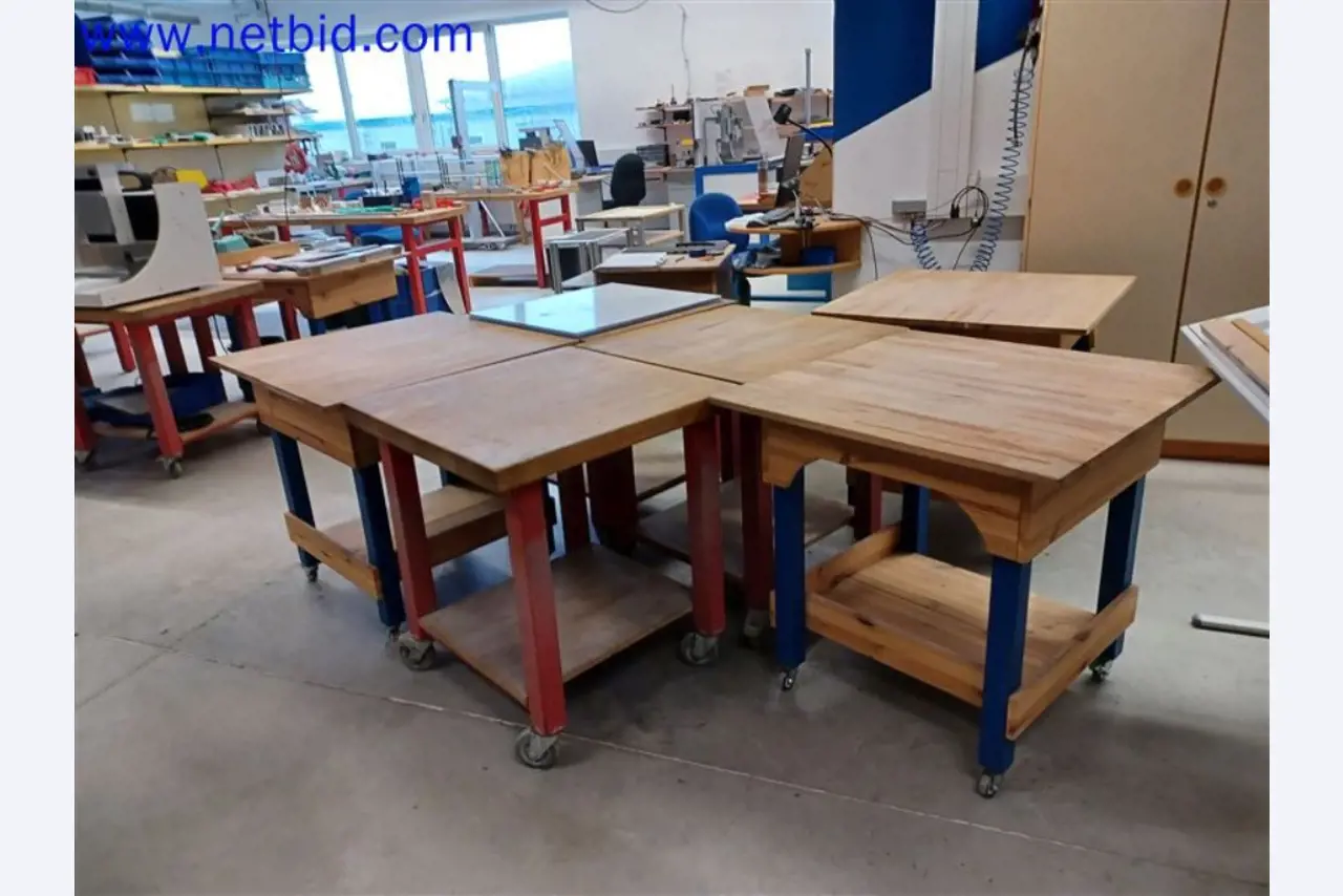 Stroje, systémy, kancelářské vybavení, příslušenství a IT části strojírenské společnosti pro "mikro" CNC stroje, výrobce řídicích prvků a vývojář softwaru.-1