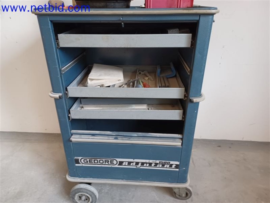 Stroje, systémy, kancelářské vybavení, příslušenství a IT části strojírenské společnosti pro "mikro" CNC stroje, výrobce řídicích prvků a vývojář softwaru.-3