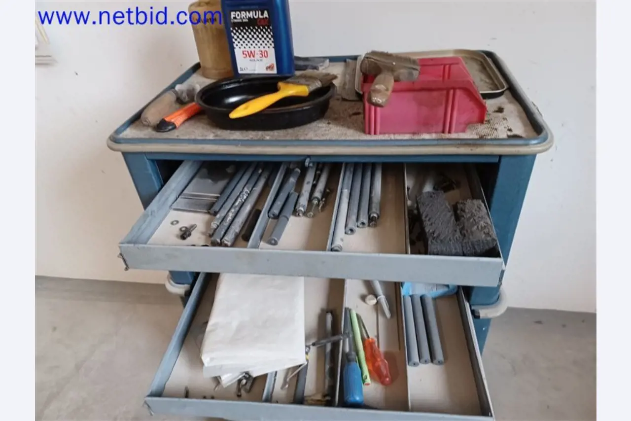 Stroje, systémy, kancelářské vybavení, příslušenství a IT části strojírenské společnosti pro "mikro" CNC stroje, výrobce řídicích prvků a vývojář softwaru.-4