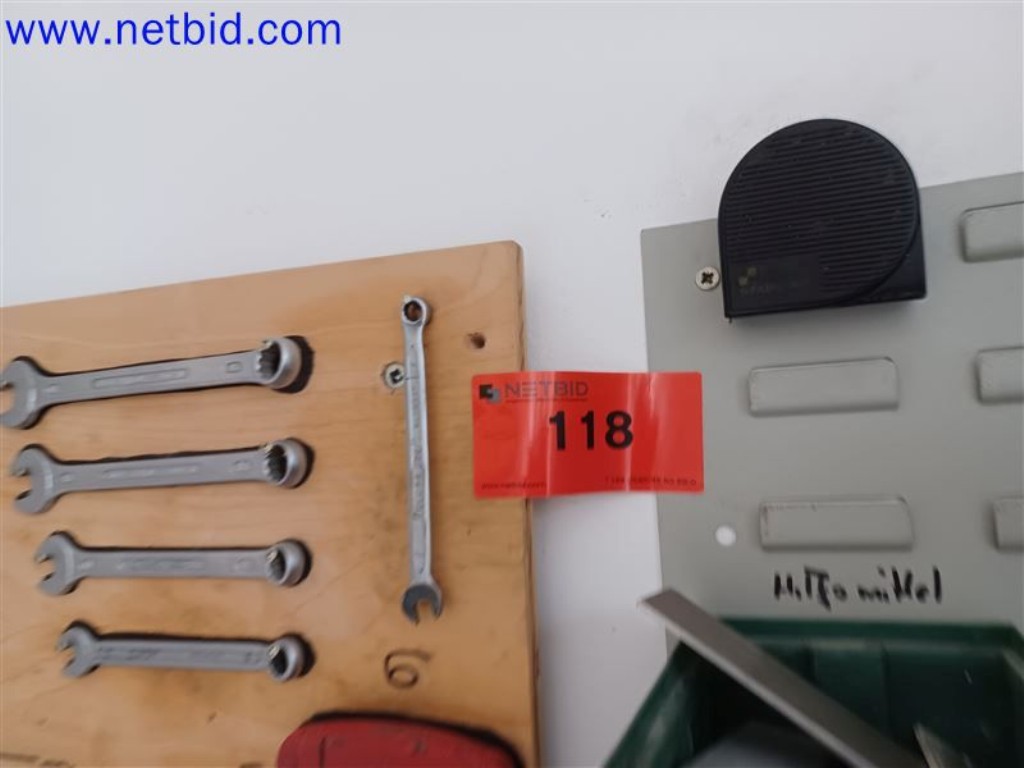 Stroje, systémy, kancelářské vybavení, příslušenství a IT části strojírenské společnosti pro "mikro" CNC stroje, výrobce řídicích prvků a vývojář softwaru.-5