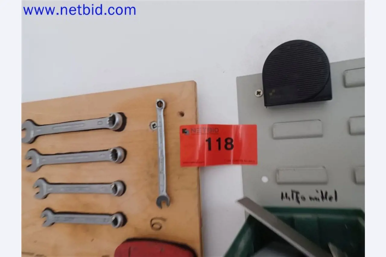 Stroje, systémy, kancelářské vybavení, příslušenství a IT části strojírenské společnosti pro "mikro" CNC stroje, výrobce řídicích prvků a vývojář softwaru.-5