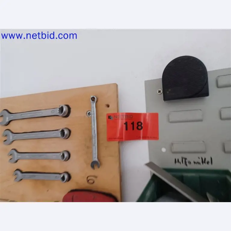 Stroje, systémy, kancelářské vybavení, příslušenství a IT části strojírenské společnosti pro "mikro" CNC stroje, výrobce řídicích prvků a vývojář softwaru.-5