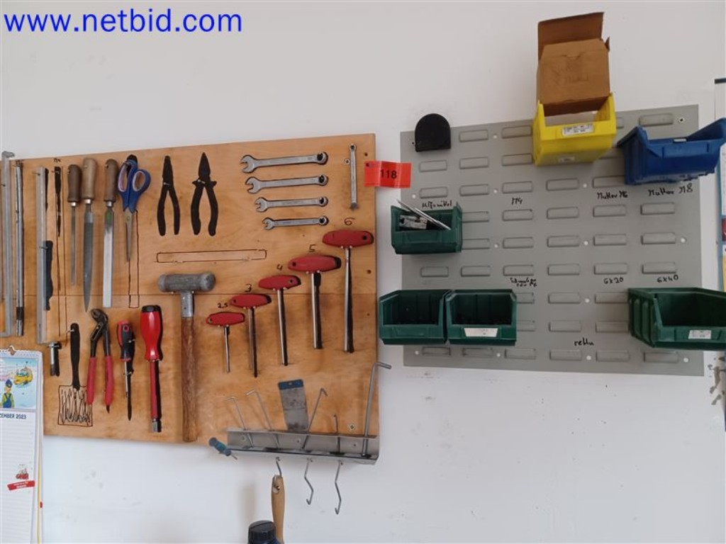 Stroje, systémy, kancelářské vybavení, příslušenství a IT části strojírenské společnosti pro "mikro" CNC stroje, výrobce řídicích prvků a vývojář softwaru.-6