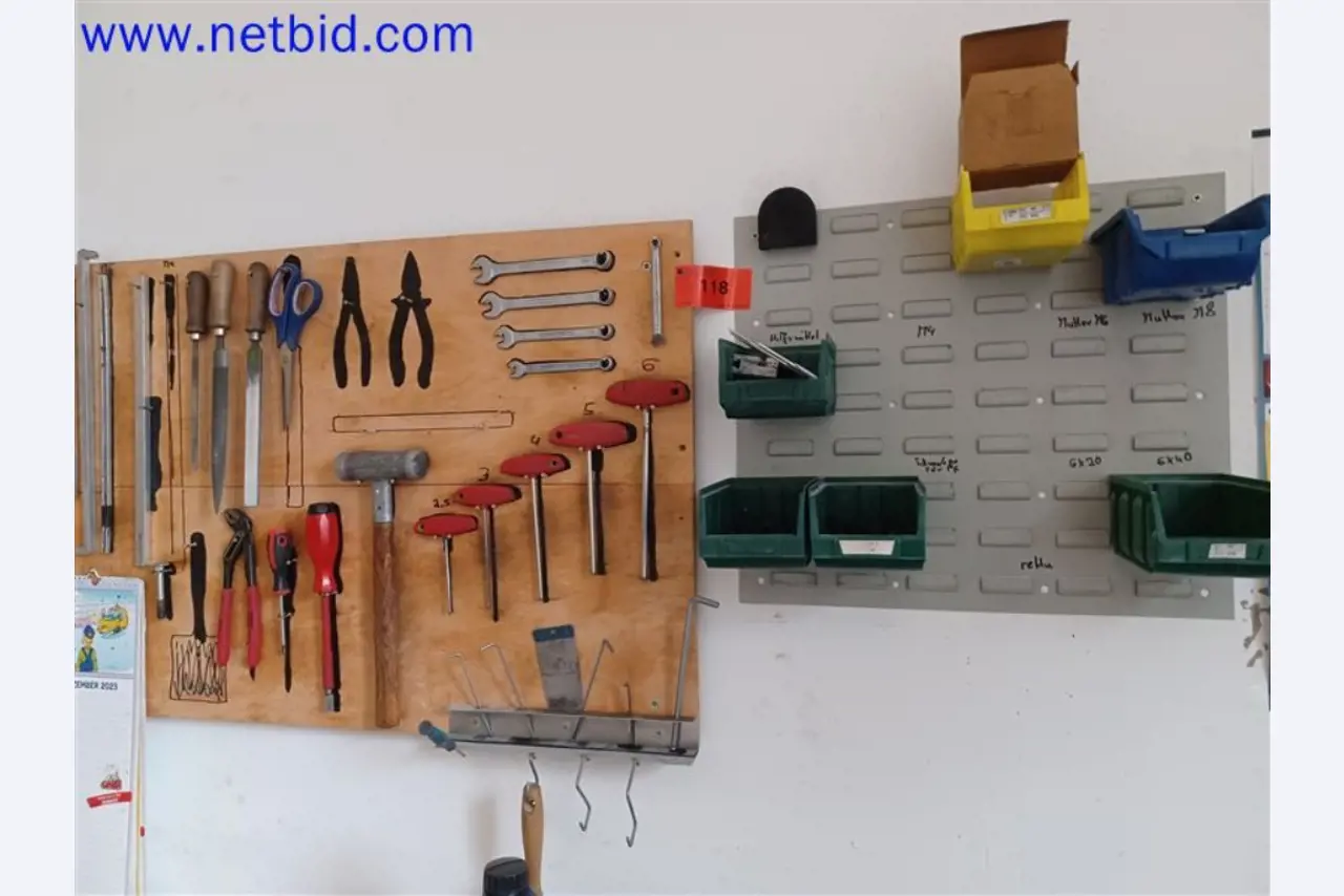 Stroje, systémy, kancelářské vybavení, příslušenství a IT části strojírenské společnosti pro "mikro" CNC stroje, výrobce řídicích prvků a vývojář softwaru.-6