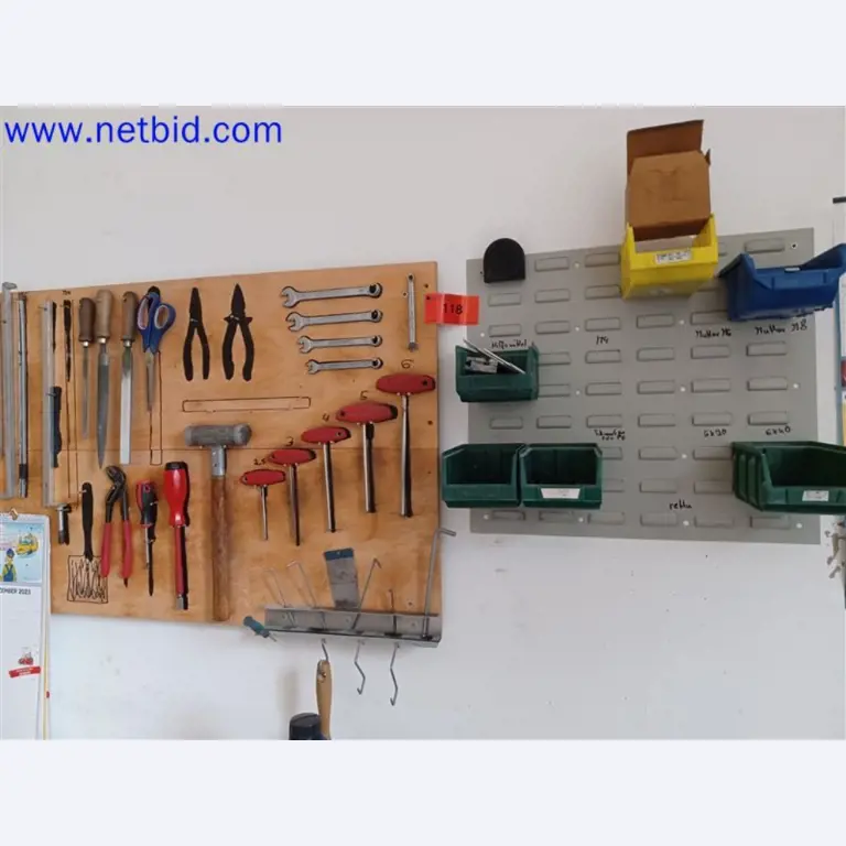 Stroje, systémy, kancelářské vybavení, příslušenství a IT části strojírenské společnosti pro "mikro" CNC stroje, výrobce řídicích prvků a vývojář softwaru.-6