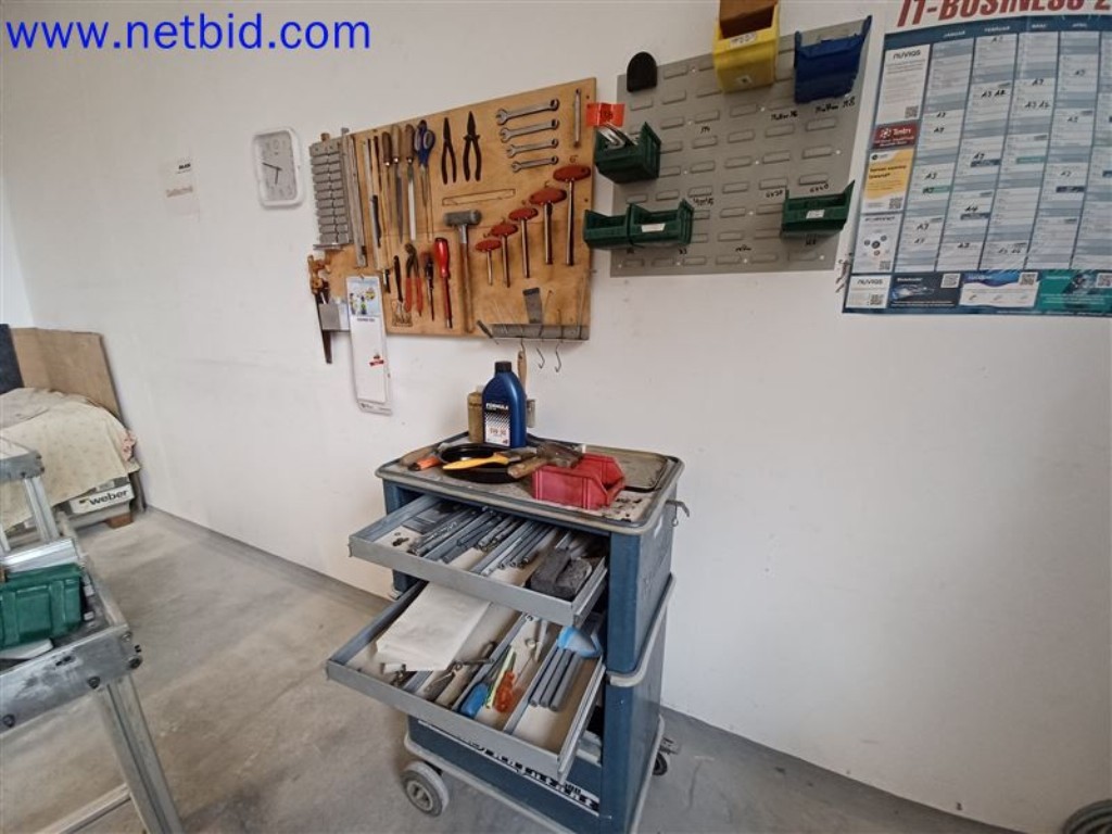 Stroje, systémy, kancelářské vybavení, příslušenství a IT části strojírenské společnosti pro "mikro" CNC stroje, výrobce řídicích prvků a vývojář softwaru.-1