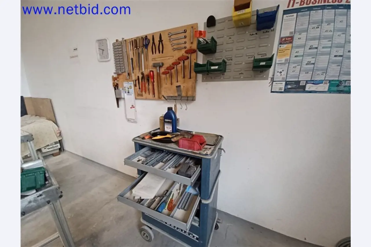 Stroje, systémy, kancelářské vybavení, příslušenství a IT části strojírenské společnosti pro "mikro" CNC stroje, výrobce řídicích prvků a vývojář softwaru.-1