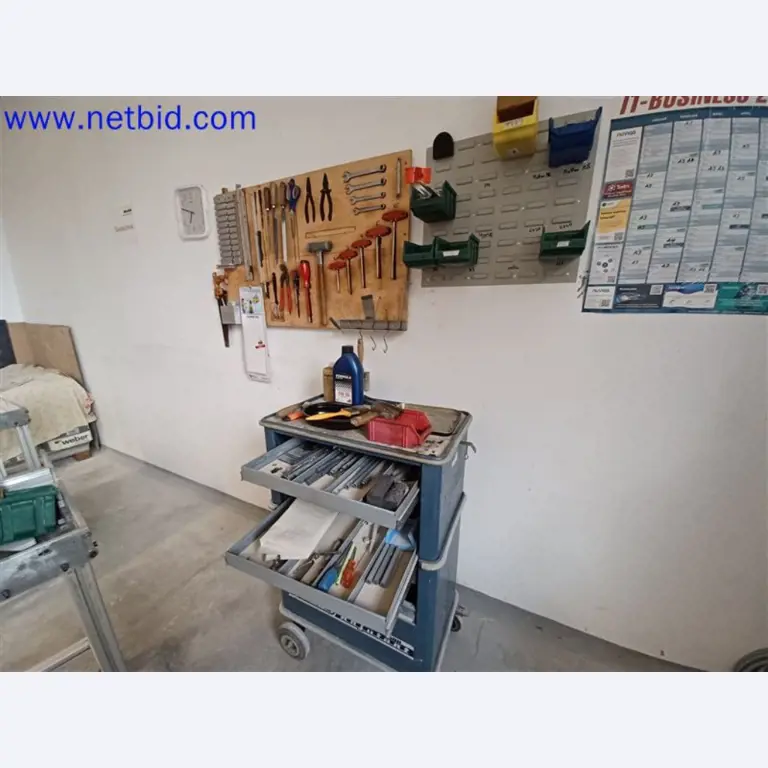 Stroje, systémy, kancelářské vybavení, příslušenství a IT části strojírenské společnosti pro "mikro" CNC stroje, výrobce řídicích prvků a vývojář softwaru.-1