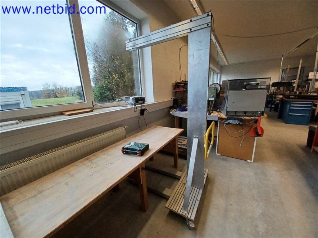 Stroje, systémy, kancelářské vybavení, příslušenství a IT části strojírenské společnosti pro "mikro" CNC stroje, výrobce řídicích prvků a vývojář softwaru.-3