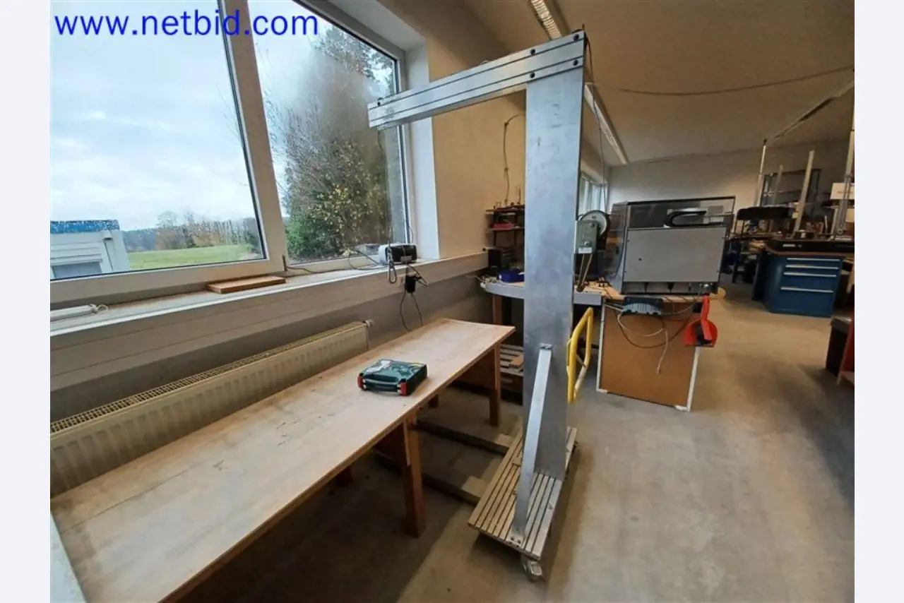 Stroje, systémy, kancelářské vybavení, příslušenství a IT části strojírenské společnosti pro "mikro" CNC stroje, výrobce řídicích prvků a vývojář softwaru.-3