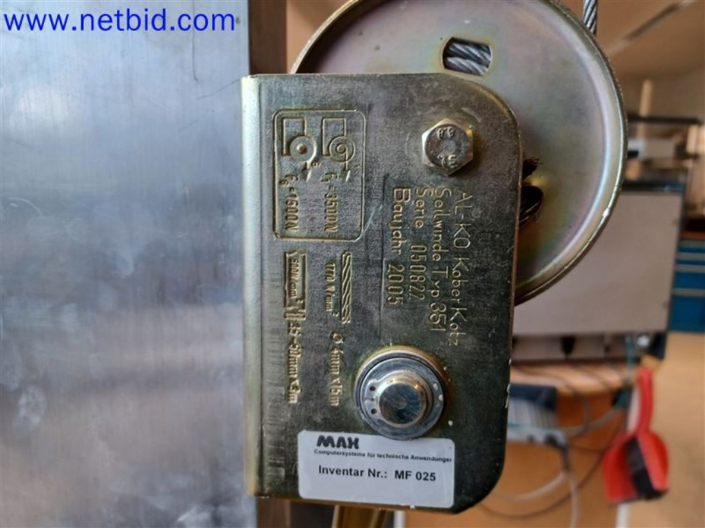 Stroje, systémy, kancelářské vybavení, příslušenství a IT části strojírenské společnosti pro "mikro" CNC stroje, výrobce řídicích prvků a vývojář softwaru.-4