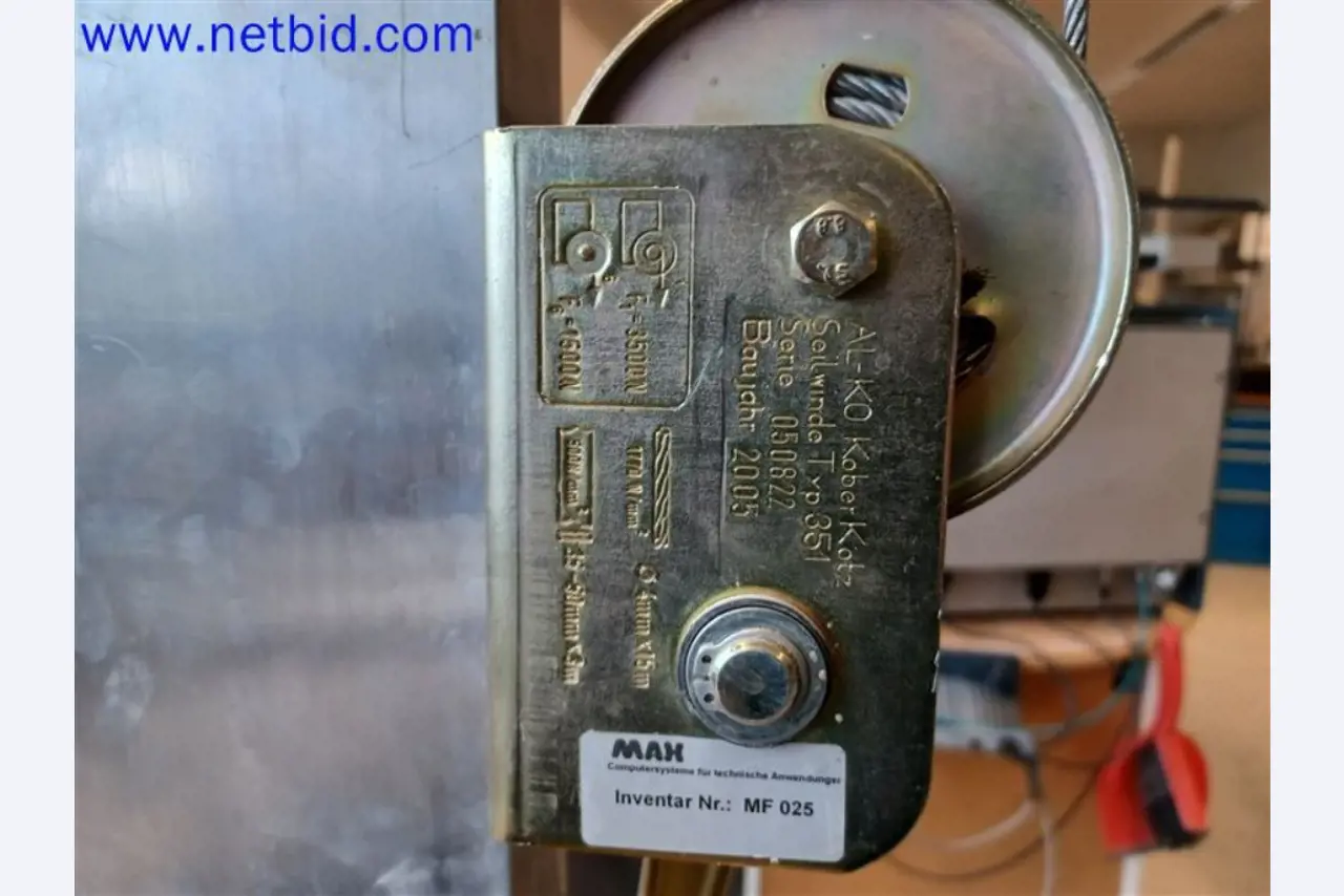 Stroje, systémy, kancelářské vybavení, příslušenství a IT části strojírenské společnosti pro "mikro" CNC stroje, výrobce řídicích prvků a vývojář softwaru.-4