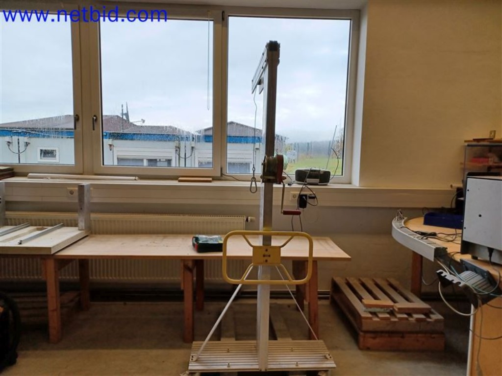 Stroje, systémy, kancelářské vybavení, příslušenství a IT části strojírenské společnosti pro "mikro" CNC stroje, výrobce řídicích prvků a vývojář softwaru.-1