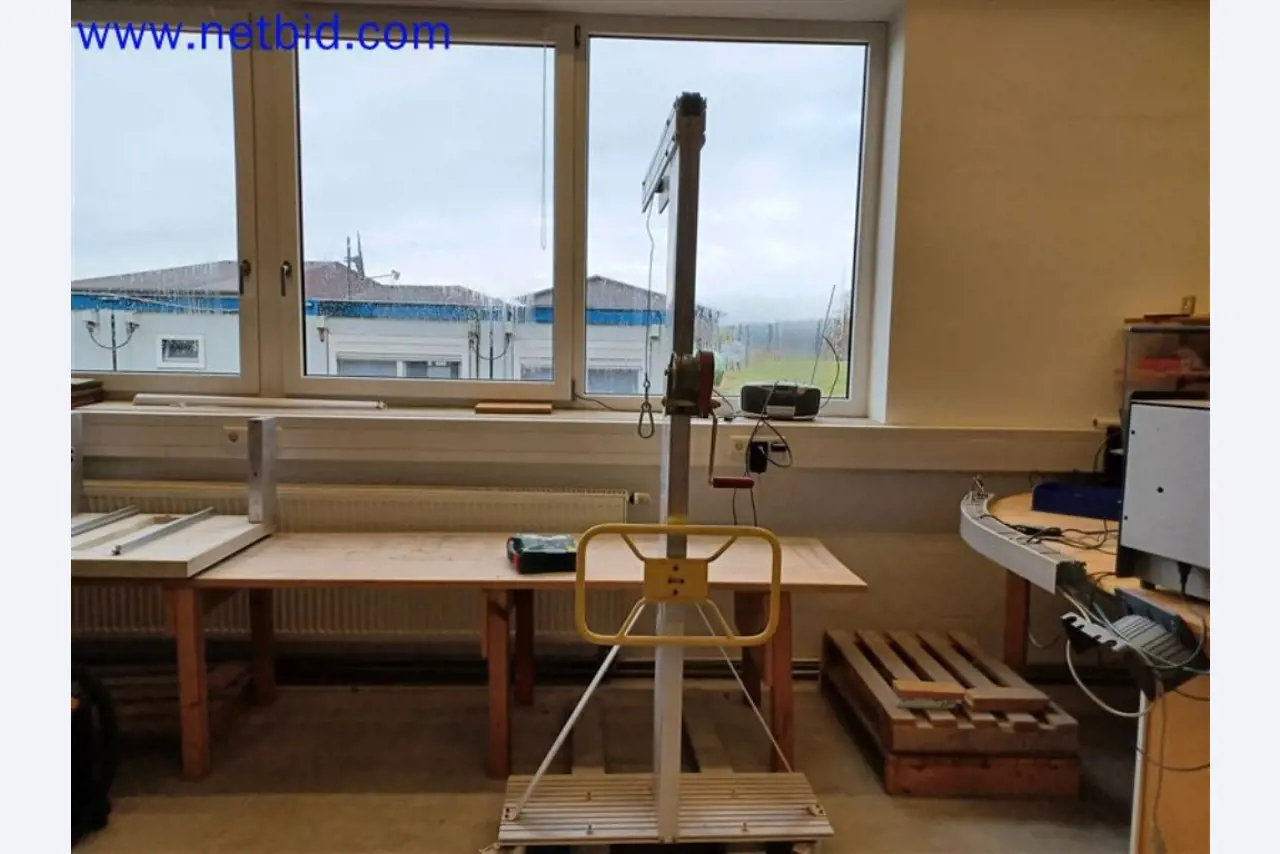 Stroje, systémy, kancelářské vybavení, příslušenství a IT části strojírenské společnosti pro "mikro" CNC stroje, výrobce řídicích prvků a vývojář softwaru.-1