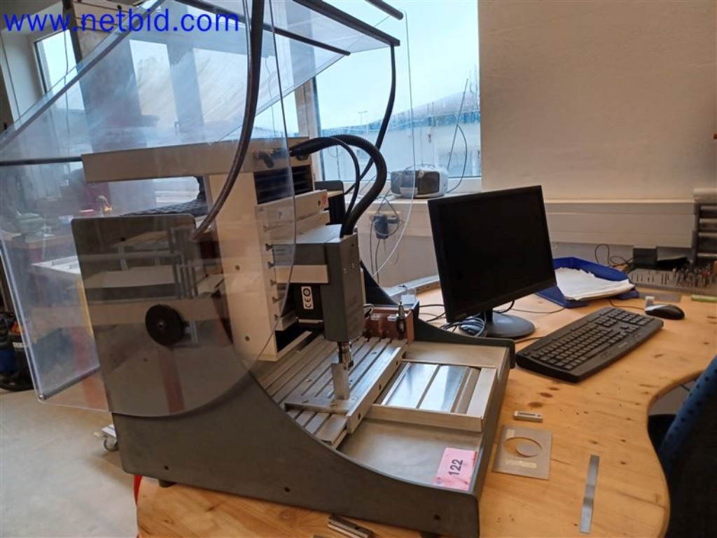 Stroje, systémy, kancelářské vybavení, příslušenství a IT části strojírenské společnosti pro "mikro" CNC stroje, výrobce řídicích prvků a vývojář softwaru.-3