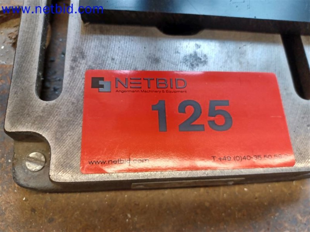 Stroje, systémy, kancelářské vybavení, příslušenství a IT části strojírenské společnosti pro "mikro" CNC stroje, výrobce řídicích prvků a vývojář softwaru.-2