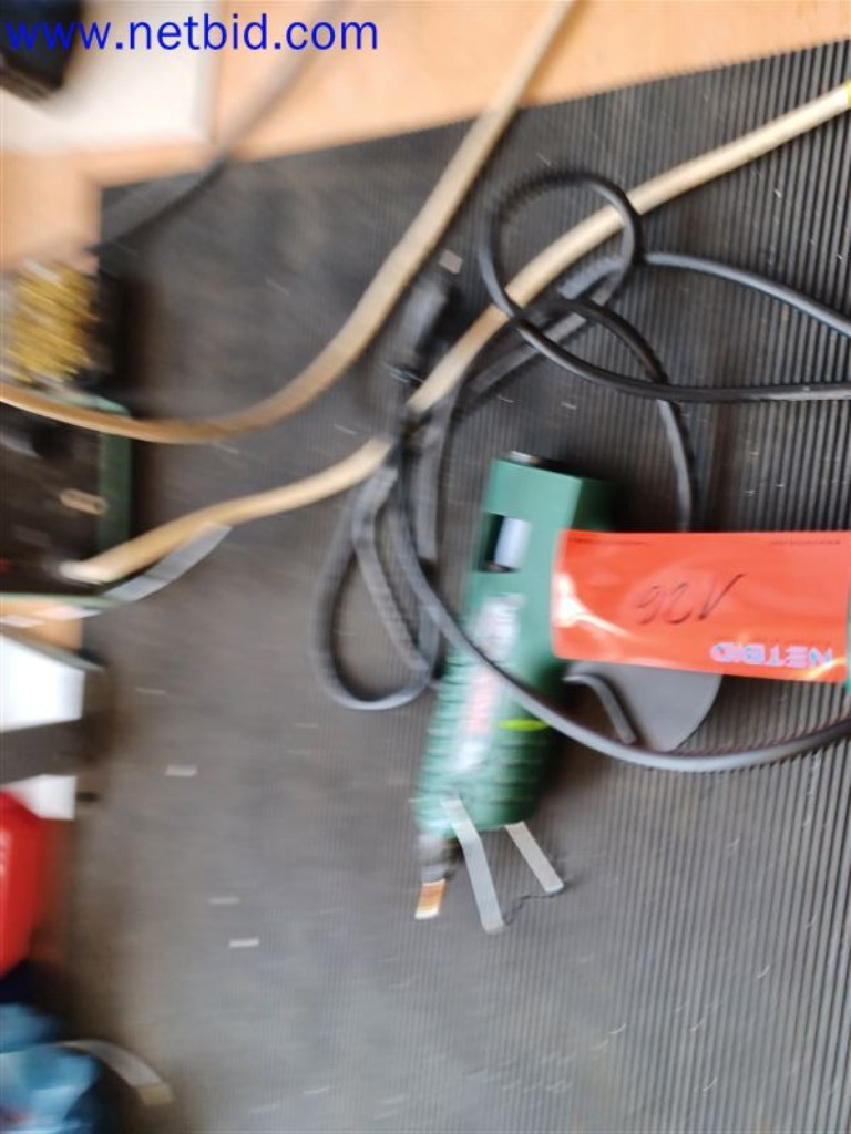 Stroje, systémy, kancelářské vybavení, příslušenství a IT části strojírenské společnosti pro "mikro" CNC stroje, výrobce řídicích prvků a vývojář softwaru.-8