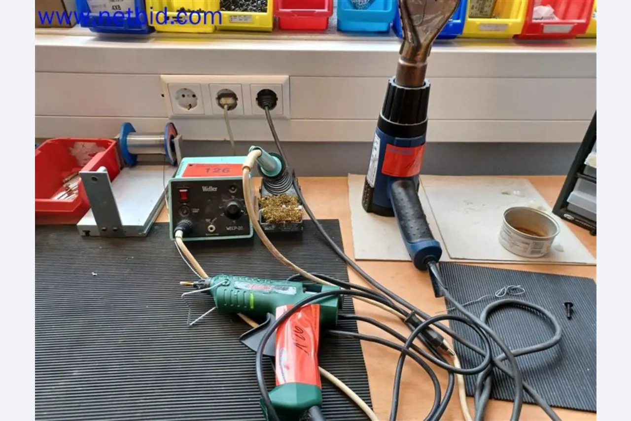 Stroje, systémy, kancelářské vybavení, příslušenství a IT části strojírenské společnosti pro "mikro" CNC stroje, výrobce řídicích prvků a vývojář softwaru.-1