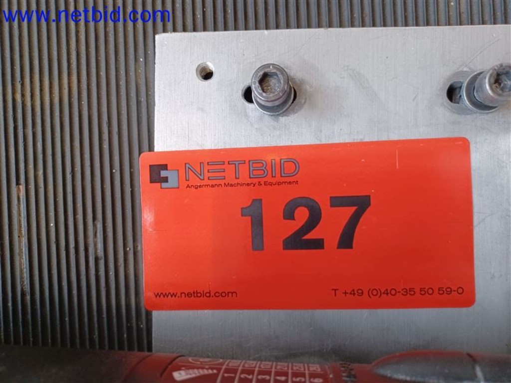 Stroje, systémy, kancelářské vybavení, příslušenství a IT části strojírenské společnosti pro "mikro" CNC stroje, výrobce řídicích prvků a vývojář softwaru.-2