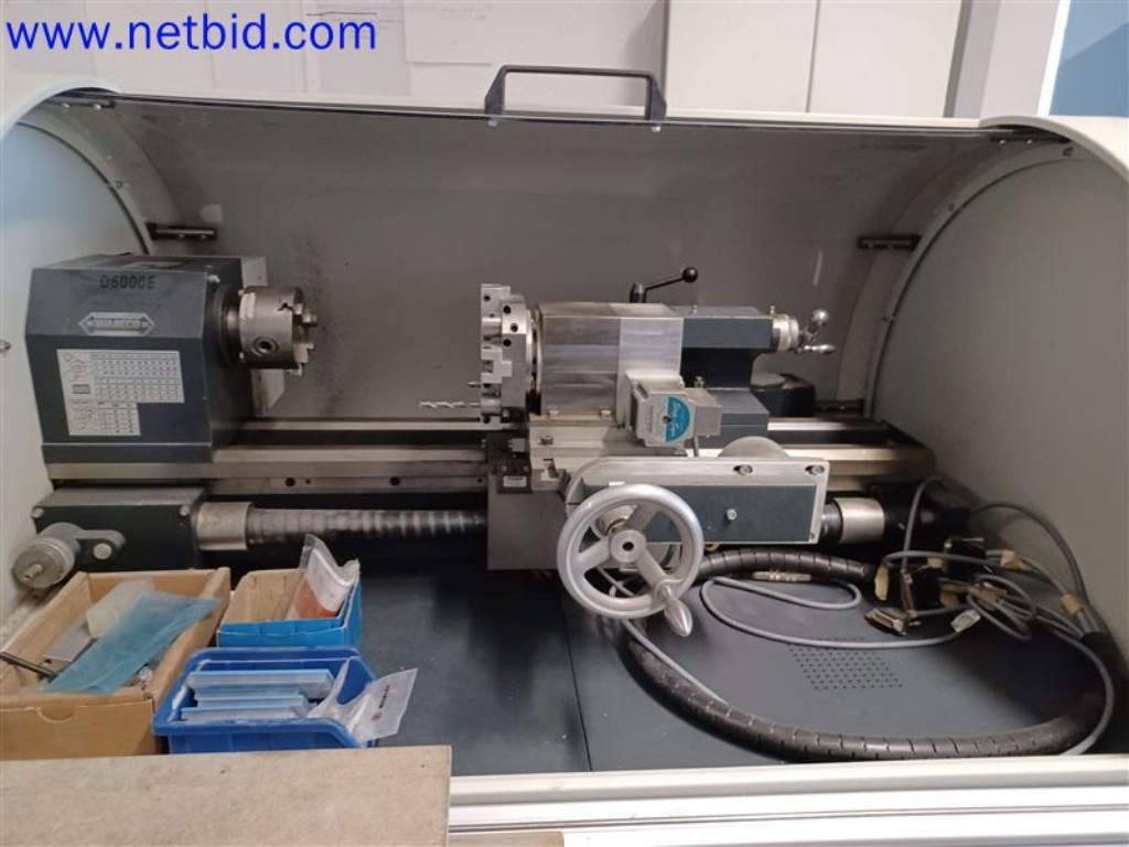 Stroje, systémy, kancelářské vybavení, příslušenství a IT části strojírenské společnosti pro "mikro" CNC stroje, výrobce řídicích prvků a vývojář softwaru.-7