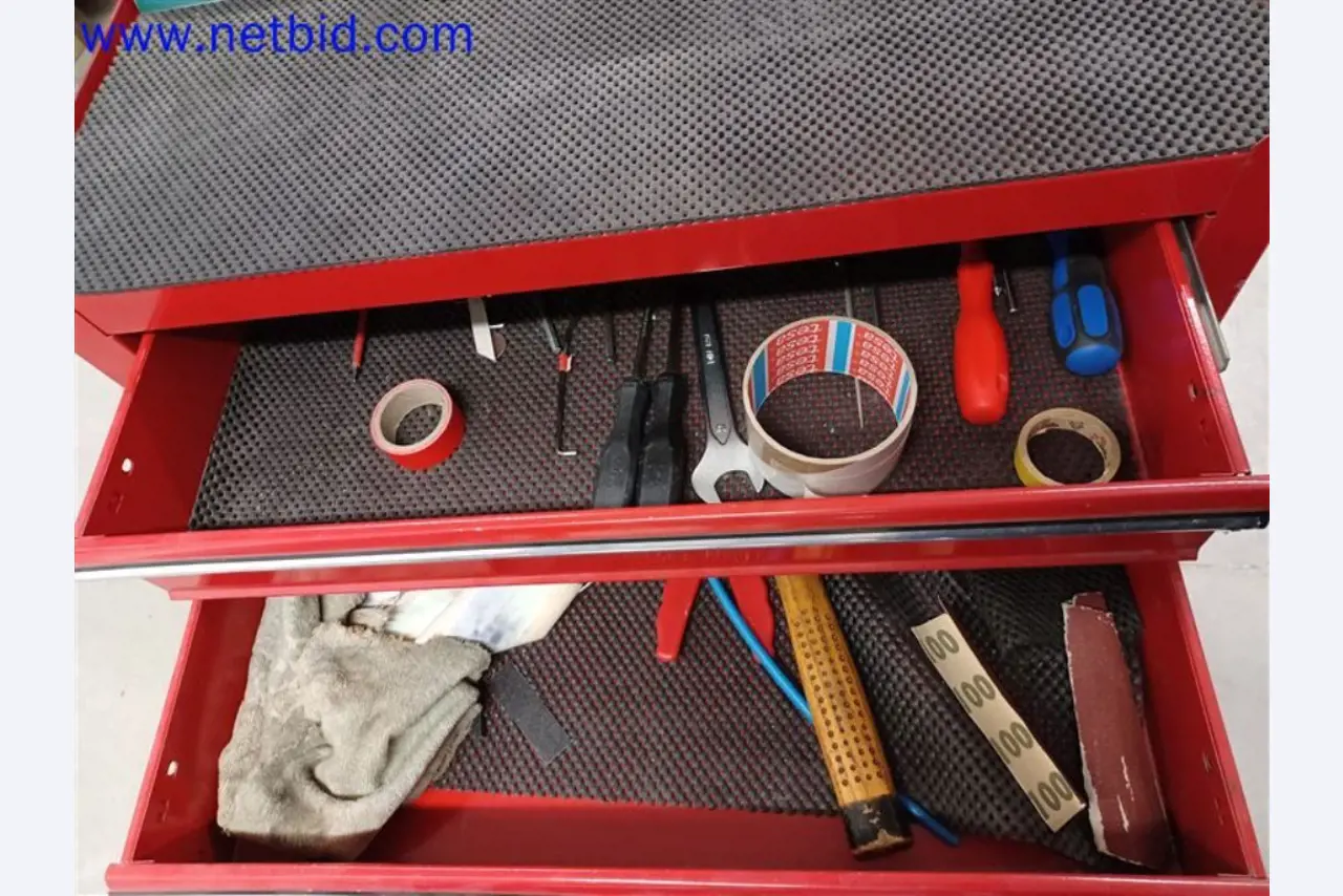 Stroje, systémy, kancelářské vybavení, příslušenství a IT části strojírenské společnosti pro "mikro" CNC stroje, výrobce řídicích prvků a vývojář softwaru.-4