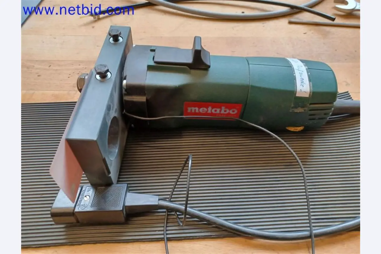 Stroje, systémy, kancelářské vybavení, příslušenství a IT části strojírenské společnosti pro "mikro" CNC stroje, výrobce řídicích prvků a vývojář softwaru.-1