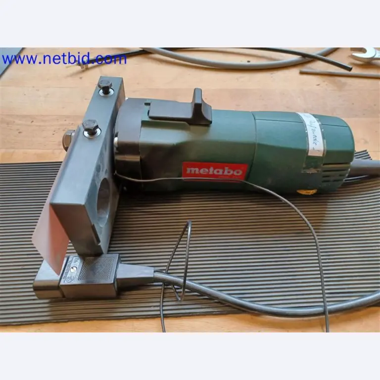 Stroje, systémy, kancelářské vybavení, příslušenství a IT části strojírenské společnosti pro "mikro" CNC stroje, výrobce řídicích prvků a vývojář softwaru.-1