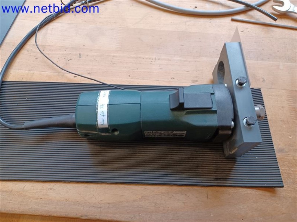 Stroje, systémy, kancelářské vybavení, příslušenství a IT části strojírenské společnosti pro "mikro" CNC stroje, výrobce řídicích prvků a vývojář softwaru.-4