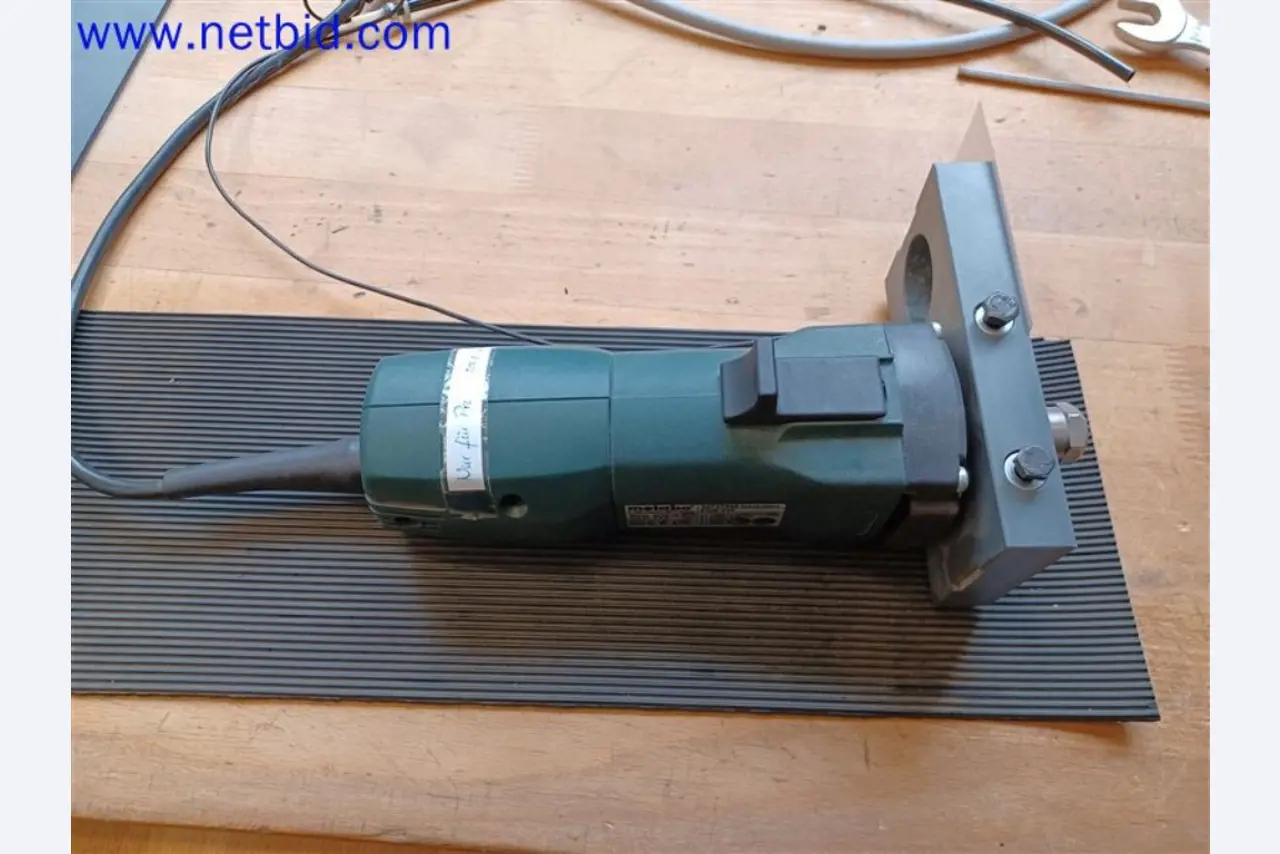 Stroje, systémy, kancelářské vybavení, příslušenství a IT části strojírenské společnosti pro "mikro" CNC stroje, výrobce řídicích prvků a vývojář softwaru.-4