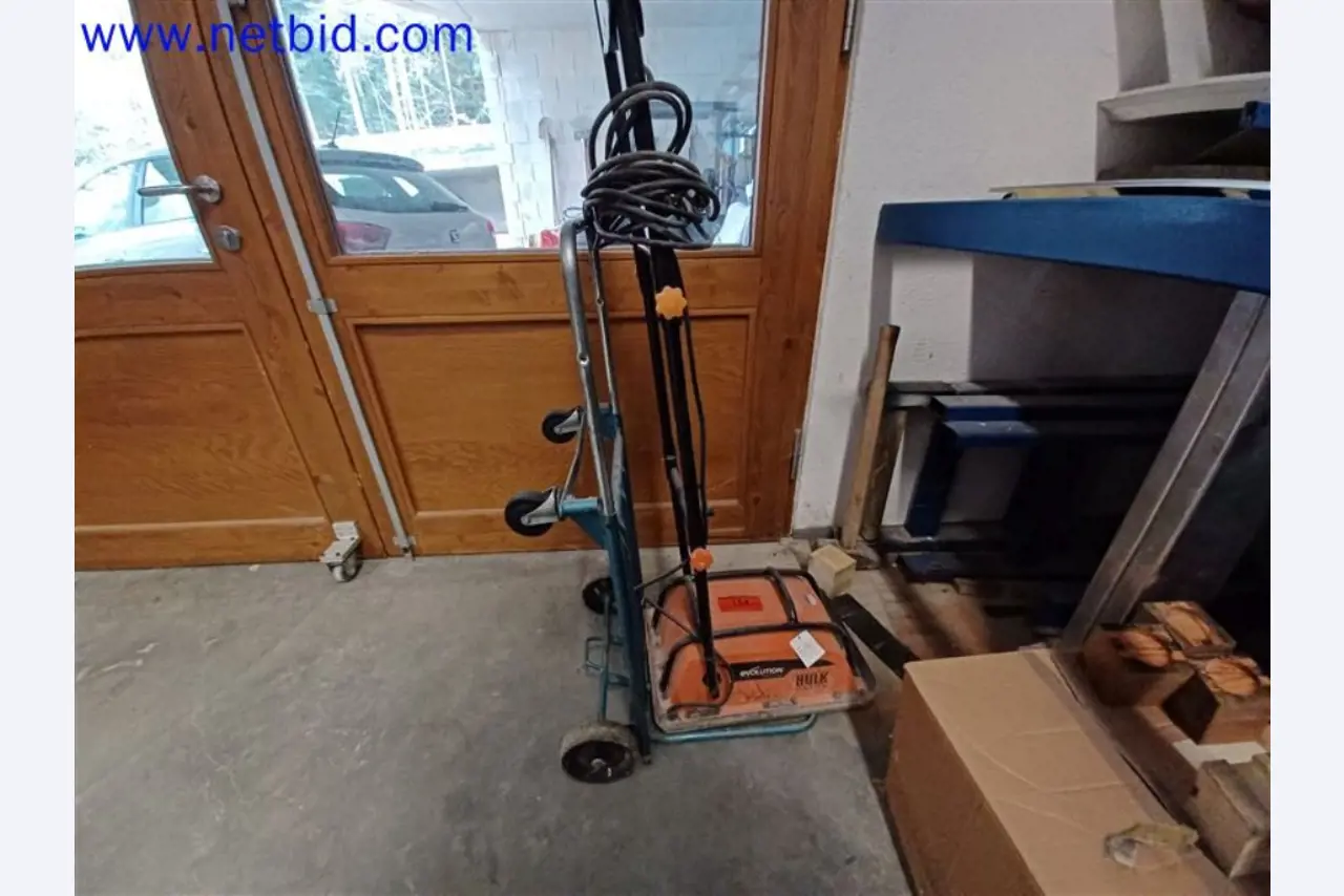 Stroje, systémy, kancelářské vybavení, příslušenství a IT části strojírenské společnosti pro "mikro" CNC stroje, výrobce řídicích prvků a vývojář softwaru.-4