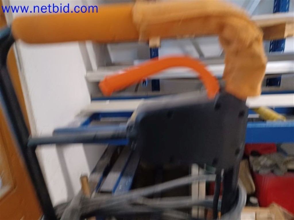 Stroje, systémy, kancelářské vybavení, příslušenství a IT části strojírenské společnosti pro "mikro" CNC stroje, výrobce řídicích prvků a vývojář softwaru.-6