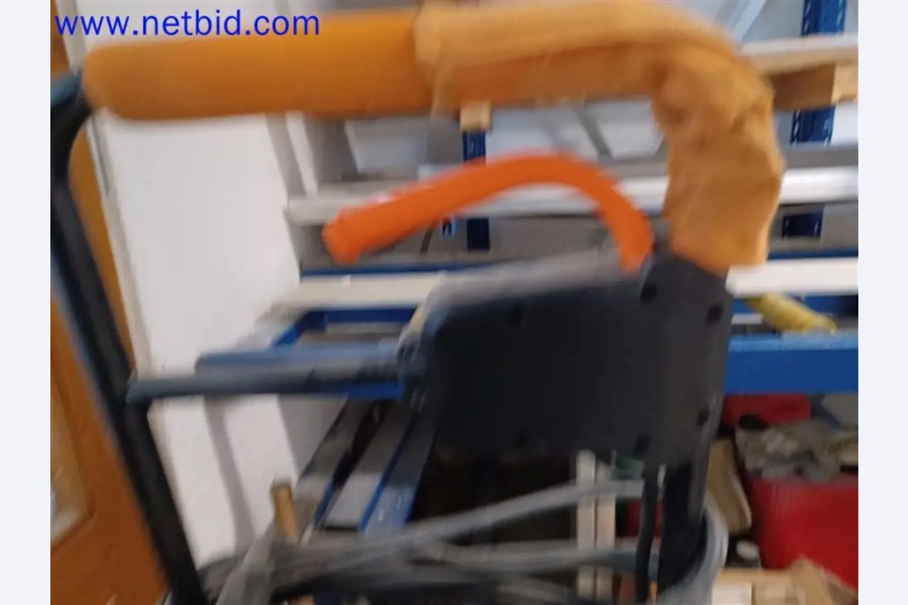 Stroje, systémy, kancelářské vybavení, příslušenství a IT části strojírenské společnosti pro "mikro" CNC stroje, výrobce řídicích prvků a vývojář softwaru.-6