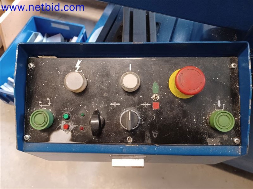 Stroje, systémy, kancelářské vybavení, příslušenství a IT části strojírenské společnosti pro "mikro" CNC stroje, výrobce řídicích prvků a vývojář softwaru.-3