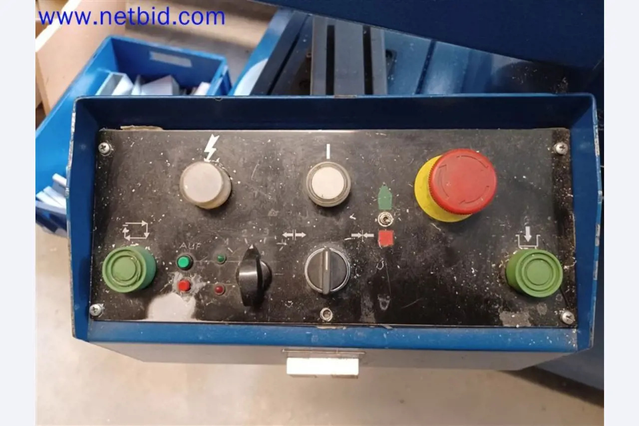 Stroje, systémy, kancelářské vybavení, příslušenství a IT části strojírenské společnosti pro "mikro" CNC stroje, výrobce řídicích prvků a vývojář softwaru.-3