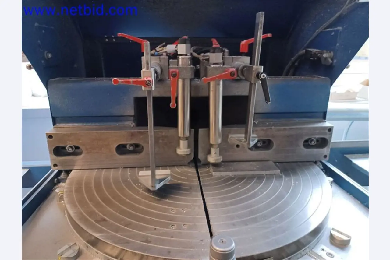 Stroje, systémy, kancelářské vybavení, příslušenství a IT části strojírenské společnosti pro "mikro" CNC stroje, výrobce řídicích prvků a vývojář softwaru.-5