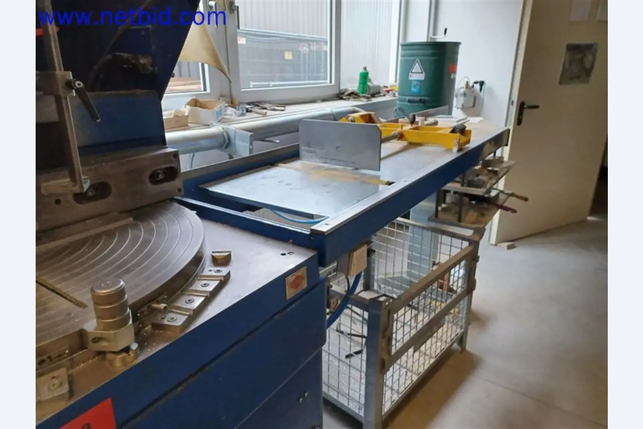 Stroje, systémy, kancelářské vybavení, příslušenství a IT části strojírenské společnosti pro "mikro" CNC stroje, výrobce řídicích prvků a vývojář softwaru.-1